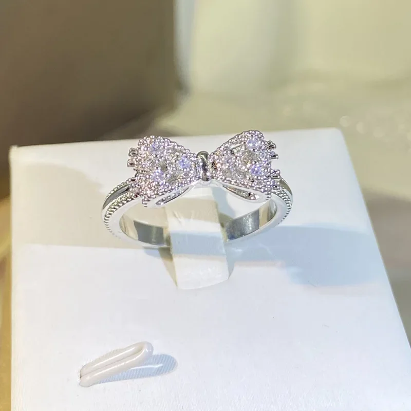 Fancy Bow Ring with Dazzling C - Tie Clip Silver 评论和价格